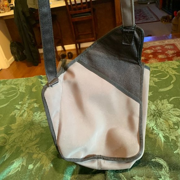 Kenneth Cole Reaction - Cross Body Army-Green Purse - Picture 6 of 11